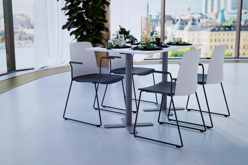 WhiteBack_Black-Seat_-Armrest-06